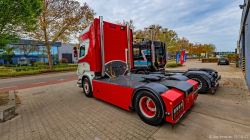 20251019-Tom-Holding-00377